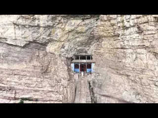 河北大山悬崖上竟发现神秘建筑 一道木门竟隐秘的镶嵌在山体之中 这到底是做什么的 A wooden door was