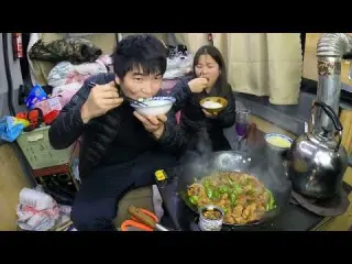 深入中国最冷村庄 零下58度终于解决取暖买到煤 雪地露营铁锅炖大鹅吃爽了 旅行者小多