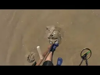 Caçador de Tesouro na Praia com Detector de metal