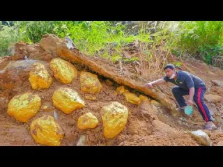 Uncovering GIANT Gold Nuggets From the Soil