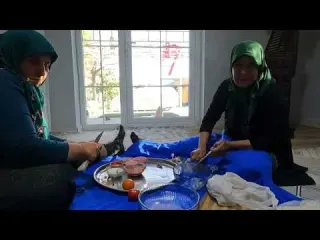 SICAK SOBA YANINDA TEPSİ TEPSİ LEZZETLİ İFTAR YEMEĞİ