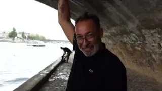A PARIS CET HOMME EST UN HERO IL A COURU POUR NOUS AIDER