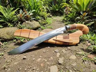 Man Spends Days Forging a Traditional Parang From Scrap
