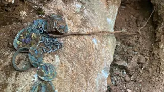 Define Kasasından Değerli Takılar Çıkardım
