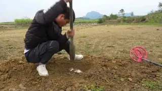 We used metal detectors to search for treasures in Tiankeng