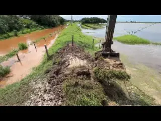 O RIO SUBIU RÁPIDO TIVE QUE ERGUER O ATERRO ÀS PRESSAS