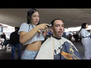 KADIN BERBER SOKAKTA KESİYOR Venezuela