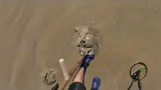 Caçador de Tesouro na Praia com Detector de metal