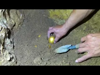 I m looking for treasure in the cave digging out treasure