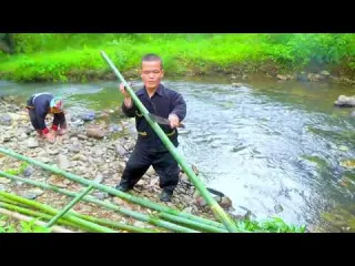 Primitive Life Dwarf Family Catches Giant Carp in a 500