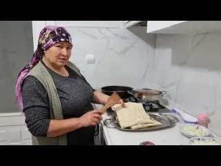 TAVADA YUFKA KIZARTIP ÜZERİNE TULUM PEYNİRİ VE SOĞAN