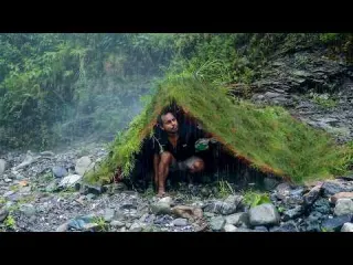 SURVIVAL in Heavy Rain Built Waterproof Shelter and