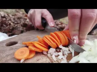 SHAKSHUKA OUTDOOR COOKING GIRL IN THE WOODS