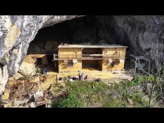 湖北一人家世代独居绝壁山洞100多年 走近一看简直就是一个世外桃源 A family in Hubei lives