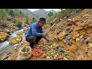 Oh Epic Gold mining he digging a lot of gold at mountain