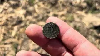 МОНЕТЫ ПРЯМО ПОД НОГАМИ НЕВЕРОЯТНЫЙ КОП НА ПОЛЕ Такое