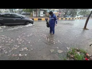 Roads flood after rain due to sewers clogged with trash