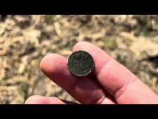 МОНЕТЫ ПРЯМО ПОД НОГАМИ НЕВЕРОЯТНЫЙ КОП НА ПОЛЕ Такое