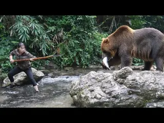 Dangerous encounter with a bear while fishing in a stream