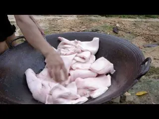 How to process a large pan of pork fat into a golden brown