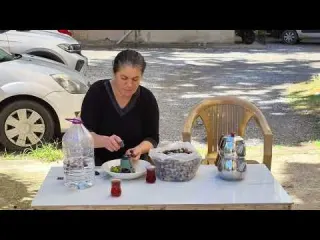 Gülom zeytin kurarken