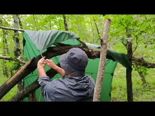 Solo camp on a rainy night heavy rain Building a shelter