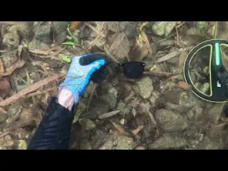 Mergulho em rio procurando itens valiosos perdidos pelos