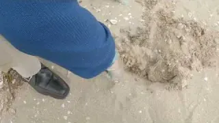 警察へ 宝探ししてたら を拾いました 砂浜で拾ったお宝を警察に届け出することに 15 Japanese Beach