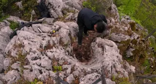 Kaya Zirvesinde Gömülü Define Kasasını Açıyorum