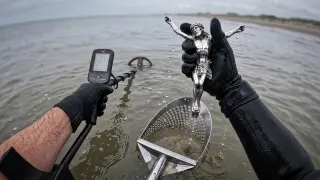 Desenterrando TESOUROS na PRAIA com DETECTOR DE METAIS