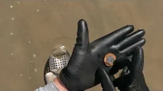Caçadores de Tesouros na Praia com Detector de metal