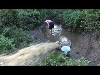 Magical Way Of Catching Fish Using A Pump To Suck Water In