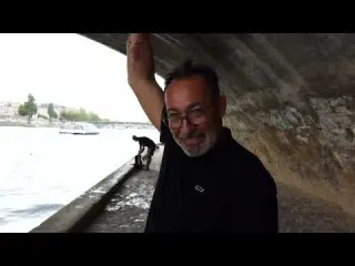 A PARIS CET HOMME EST UN HERO IL A COURU POUR NOUS AIDER