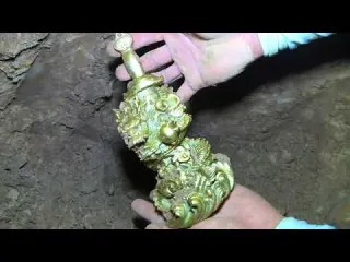 I went down the cliff to explore the treasure and found a
