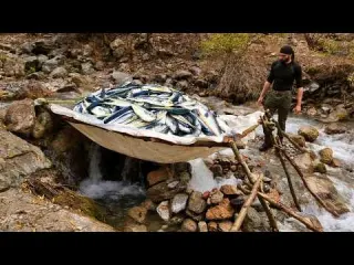Man Survives in the Wild Using Primitive Fishing Traps by