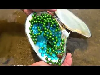 A lucky girl dug a strange mutated river clam and gasped at