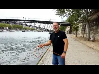 JE TROUVE TOUT ÇA JUSTE EN MARCHANT DANS PARIS AVEC MON