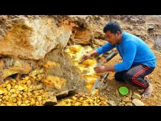 Wow he digging gold nugget at mountain