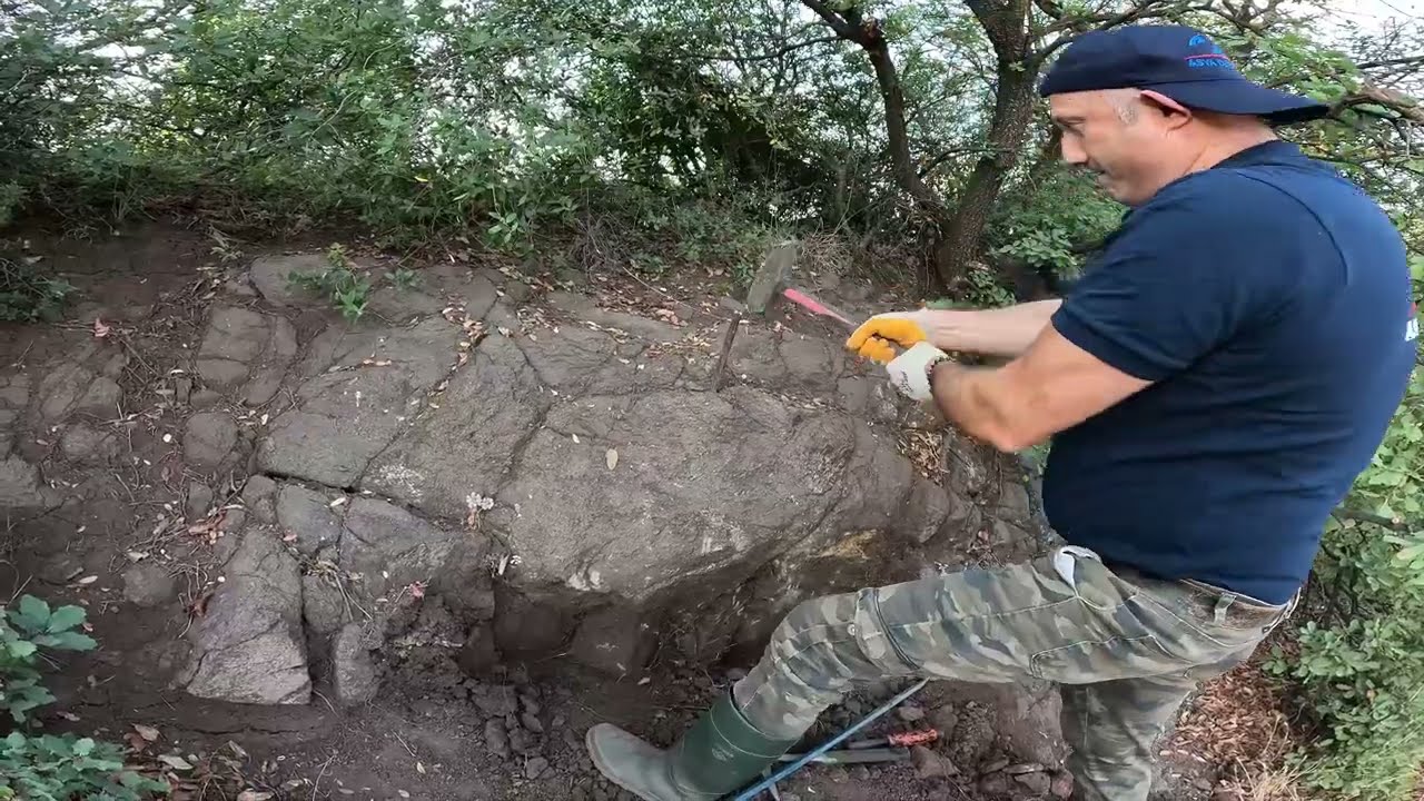 Höyük Mezarın Girişindeki Define Kasasını Açıyoruz