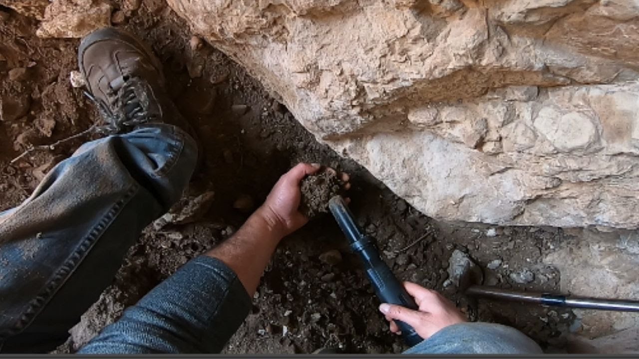 Define Kaya Kasası Açılmış İçinden Sinyal Geliyor