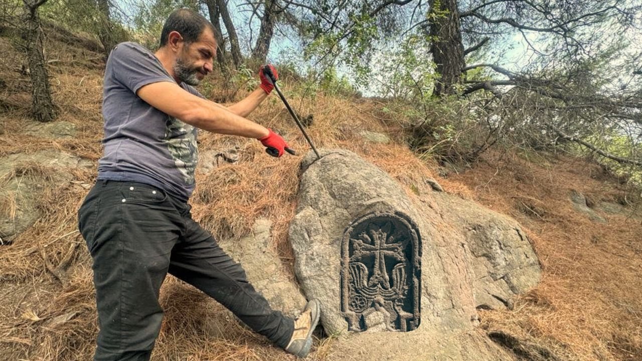 Domuz Figürü İçine Yapılan Mezarın Define Kasasını Açtık