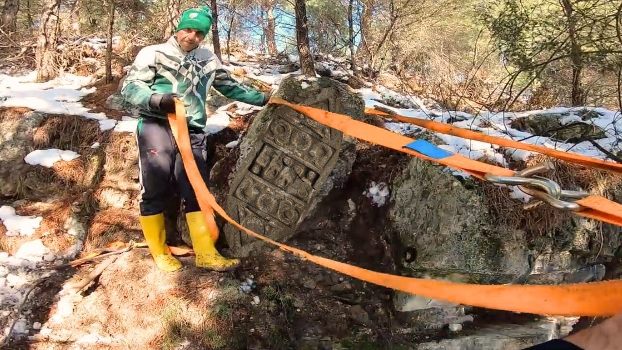 Define Çok Zor Çıktı Kayanın Altındaki Büyük Mezarda