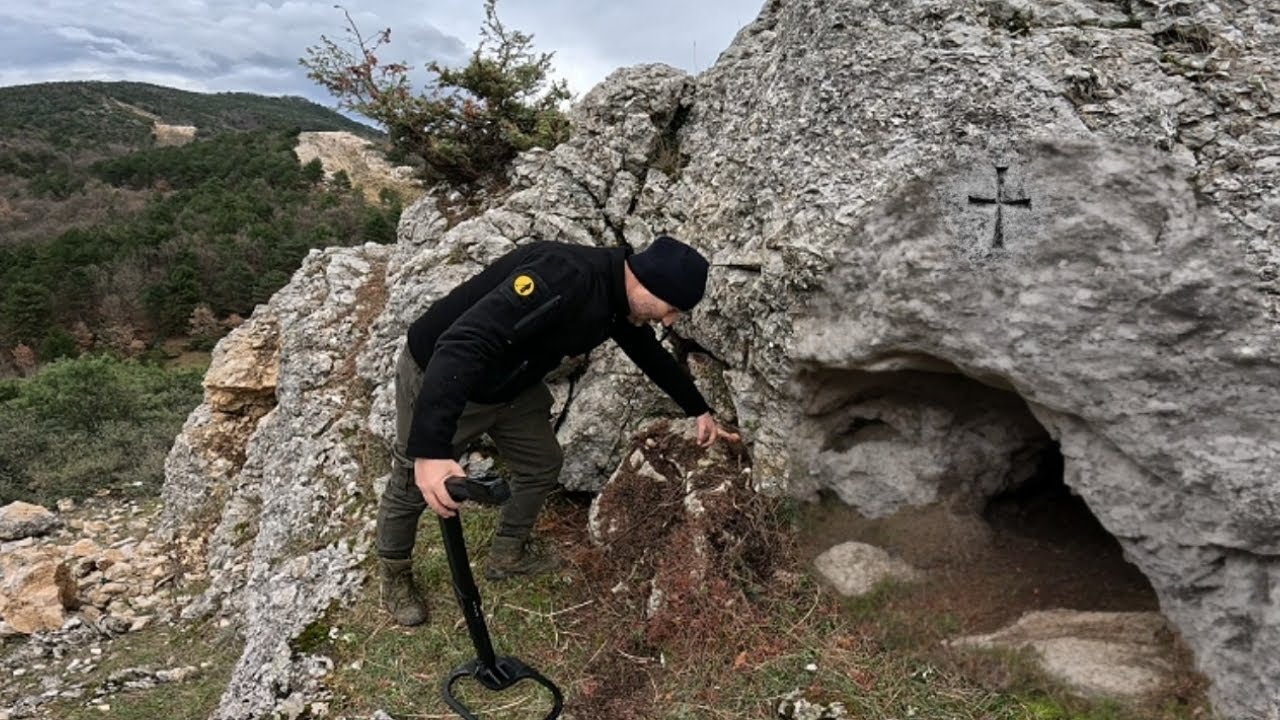 Şahin Tepesinde Eşkıyaların Define Kasaları Karşımıza Çıktı