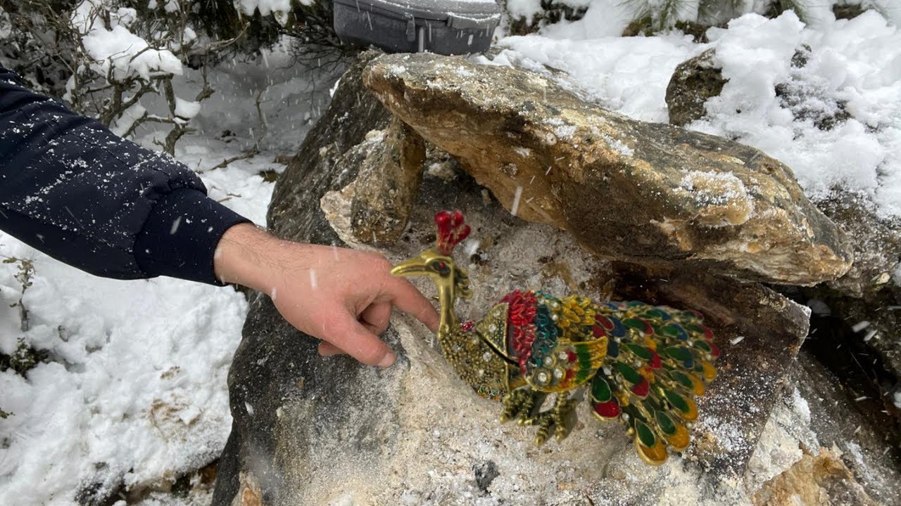 Tavus Kuşu Definesi Kayanın İçinden Çıktı