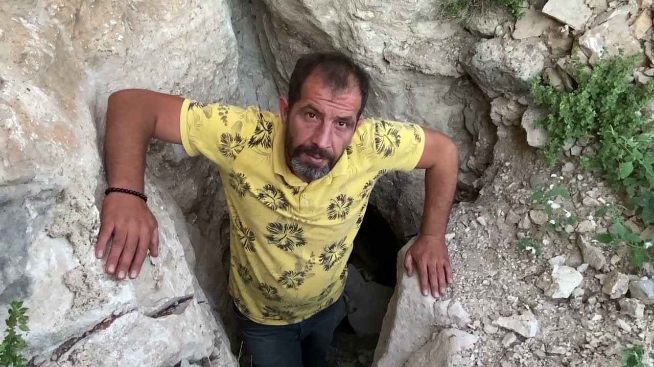 Bölgede Define İşaretleri Kasaları Arama Anı