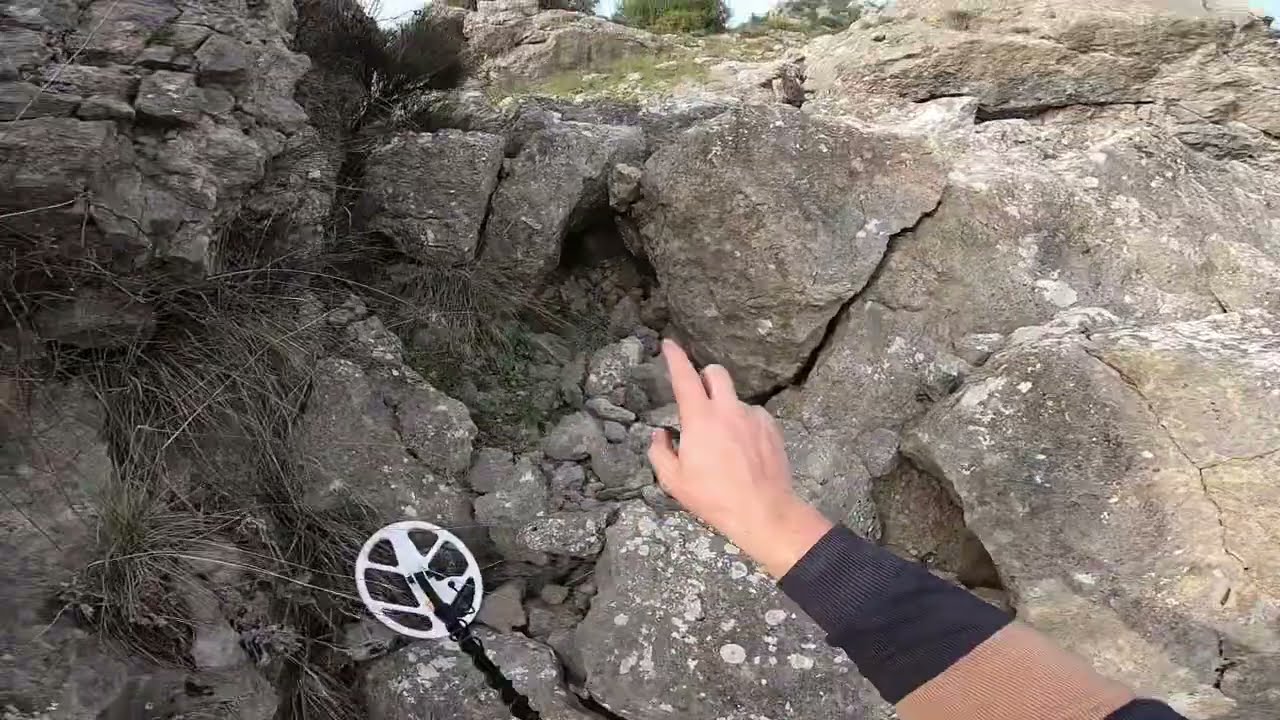 Tektekçi Defineci Bölgede Arama Yapıyor