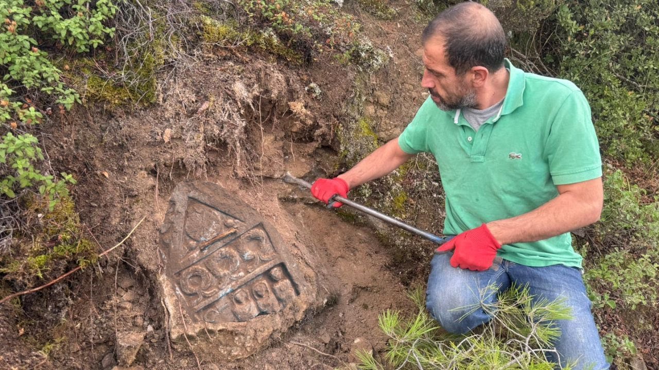 Antik Roma Dönemi Define Kalıntıları Duvardan Çıkıyor