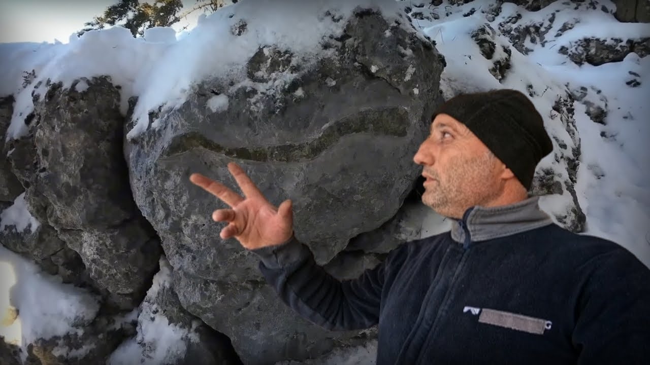 Karlar Altındaki Yılan Figürü Lanetli Define Kasası