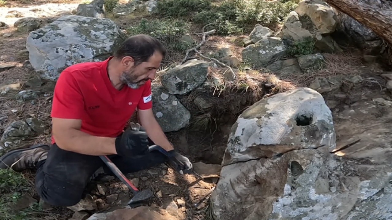 Zirvedeki Muhteşem Mezar Oymaları Define Kasaları Çıktı