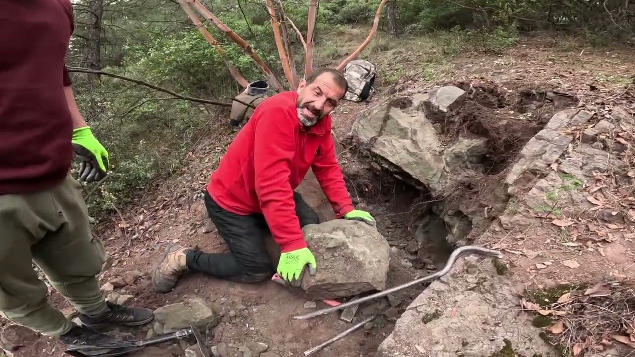 Yarım Kalan Mezarın Definesi Sonunda Çıkarıyor